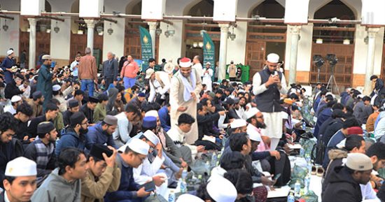 بيت الزكاة ينظم إفطارا بالجامع الأزهر ويقدم 10 آلاف وجبة يوميا للطلاب الوافدين