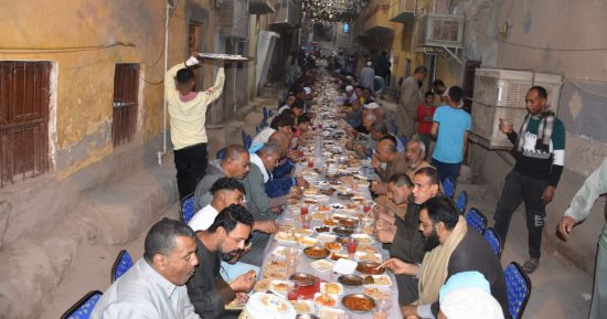 مائدة الألف صائم.. أهالى الحصايا ينظمون أكبر إفطار جماعى شرق أسوان.. صور
