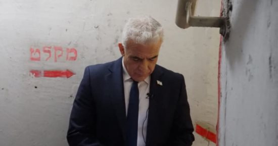 زعيم المعارضة الإسرائيلية يختبئ داخل ملجأ فى تل أبيب هربا من صواريخ إيران