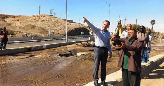 محافظ أسوان يتابع إصلاح كسر خط طرد الكرور