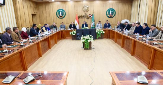 محافظ المنوفية يستعرض معدلات الأداء بمشروعات الخطة الاستثمارية وملفات التصالح
