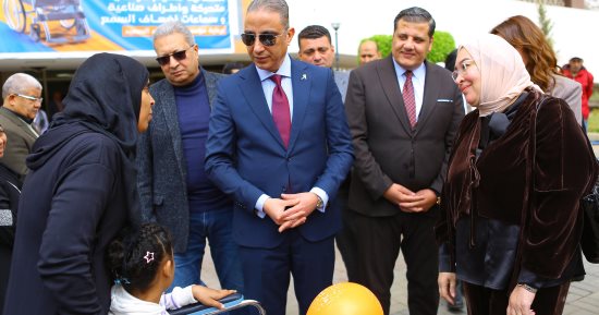 صناع الخير عضو التحالف الوطنى تسلم كراسى متحركة وأطرافا صناعية لذوى الاحتياجات