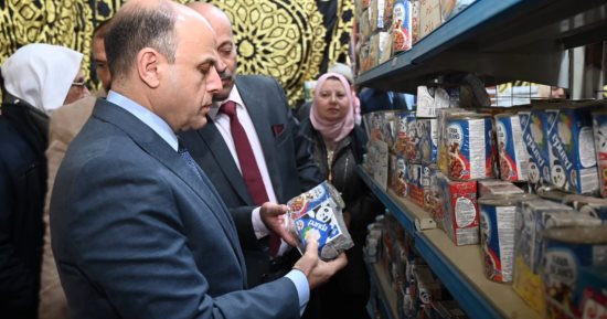 محافظ الغربية يخفض سعر بيض المائدة إلى 110 جنيهات خلال تفقده معرض أهلا رمضان