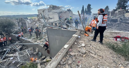 انفجارات عنيفة تهز وسط إسرائيل وصواريخ إيرانية تضرب القدس والنقب