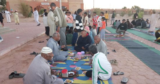 رمضان فى النوبة يوحد الشعوب.. مائدة واحدة أسبوعياً تجمع المصريين والسودانيين فى أسوان.. كركر محطة الأشقاء تتحول لأجواء إفطار جماعى مميزة.. والأبريه والكركديه مشروبات الأصالة.. صور