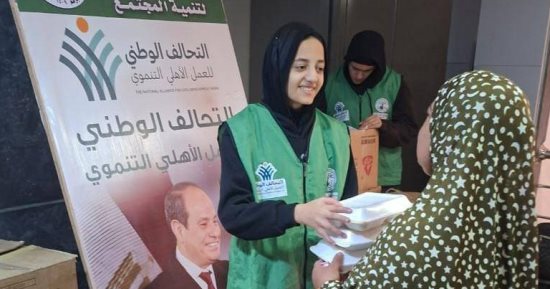 نبيل الكاتب الخيرية لتنمية المجتمع عضو التحالف الوطنى توزع 4000 وجبة بالبحيرة 