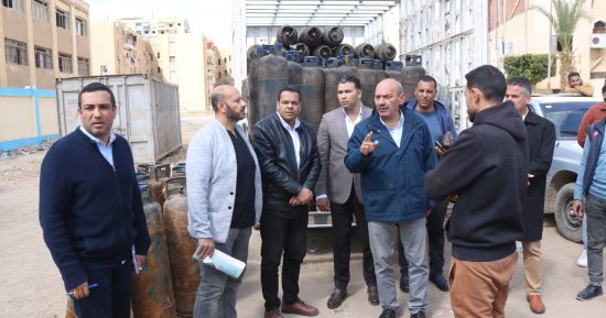 محافظ السويس يتفقد مخازن بوتاجاز الصباح ومحلات دلتا ماركت بحي فيصل