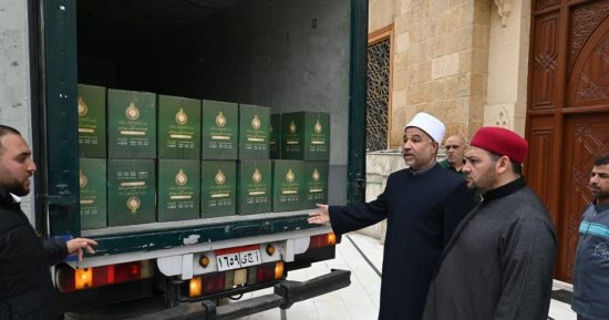 توزيع 1000 كرتونة مواد غذائية من مسجد الإمام الحسين للأسر المستحقة