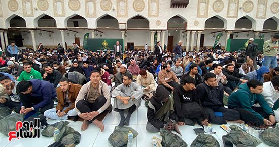 يبقى انت أكيد فى مصر.. صحن الأزهر يجمع طلاب العلم من أنحاء العالم حول مائدة الإفطار