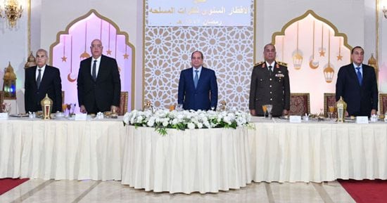 الرئيس السيسى للمصريين: نحن نشعر بكم ونبذل أقصى جهد لتحسين الحال والأوضاع.. صور 