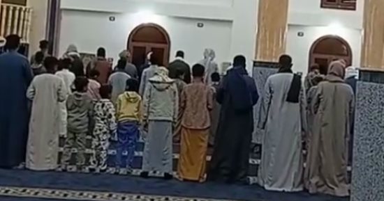 صلاة التراويح من أحد مساجد كوم أمبو بأسوان.. فيديو