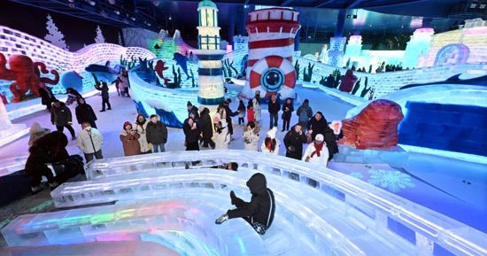 «شتاء بلا حدود».. سياح يستمتعون بعالم هاربين للجليد والثلج فى الصين