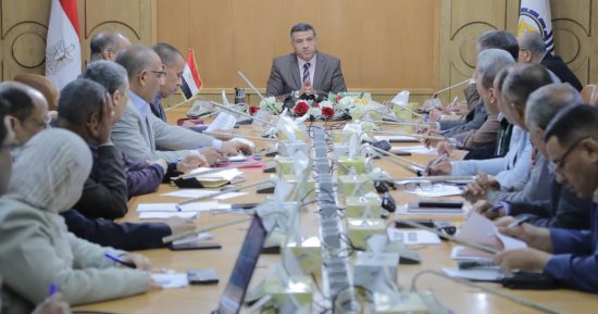 محافظ قنا: التركيز على مشروعات تحسين البيئة ورفع كفاءة الطرق وأعمال الإنارة