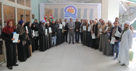محافظ قنا يسلم عقود تقنين جديدة لأراضي أملاك الدولة لعدد من واضعي اليد