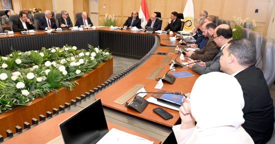 الحكومة تبحث تطوير منظومة التشغيل داخل قطاع صناعة الملابس