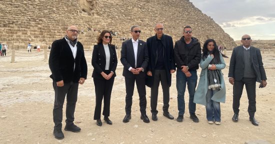 منصات حضارية لباعة الهدايا التذكارية بالأهرامات.. محافظ الجيزة: توفير بيئة عمل منظمة للبائعين.. تحسين جودة الخدمات.. ويؤكد: ما تحقق من تطوير معجزة حقيقية.. وهدفنا أن يستمتع كل زائر بتجربة سياحية متكاملة