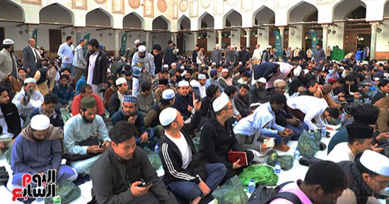 وكيل الأزهر يشارك الطلاب الوافدين مائدة الإفطار بصحن الجامع الأزهر