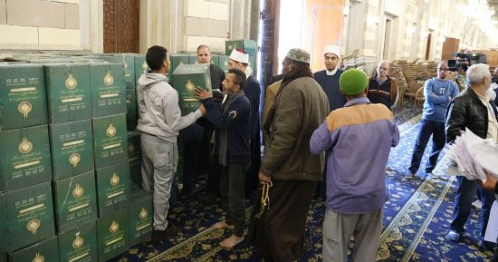 توزيع 1000 كرتونة مواد غذائية من مسجد السيدة زينب لدعم الأسر المستحقة