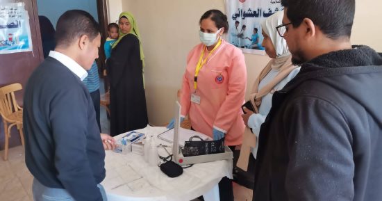 وكيل صحة الأقصر يتابع أعمال القافلة الطبية بمركز شباب الزهراء بالطود.. صور