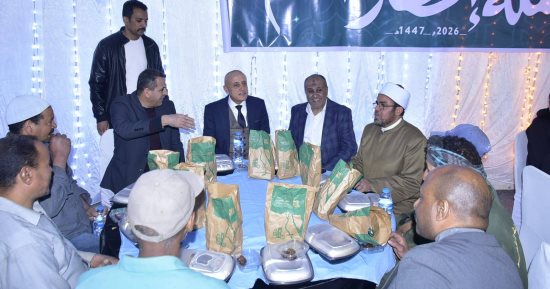 محافظ الأقصر يشارك عمال النظافة إفطارهم الجماعى بساحة سيدي أبو الحجاج.. صور