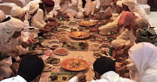 تعرف على أشهر أكلات بدو مطروح فى رمضان.. يتناولون 3 وجبات "الضحوية" الوجبة الرئيسية بعد التراويح.. لحم الضأن البرقى سيد الموائد.. الكسكاس والشربة المغربى والبقينة أشهر الأطعمة.. والشاى الزردة مع الوجبات.. صور