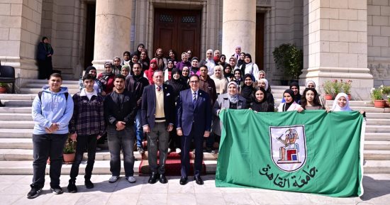 طلاب بجامعة القاهرة يشاركون بإعداد قافلة زاد العزة لمساعدة الأشقاء فى غزة