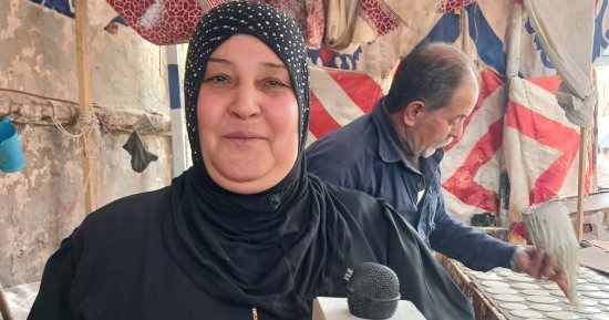 وفاء لوصية زوجها الراحل.. حكاية إيمان مع الكنافة البلدى والقطايف منذ أكثر من نصف قرن بالشرقية