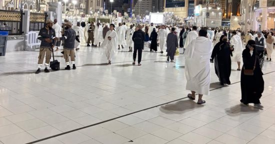 روحانيات رمضان.. المعتمرون المصريون يؤدون الصلاة والدعاء من قلب الحرم المكى الشريف