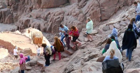 توافد السائحين والزوار على مدينة سانت كاترين لزيارة المقدسات الدينية
