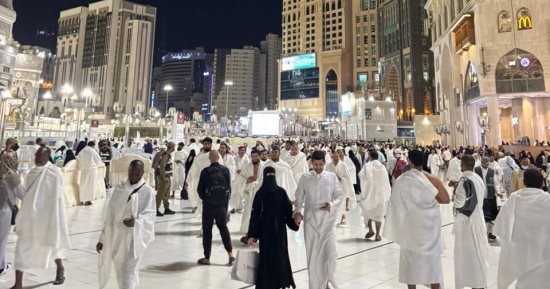 ملاحم إيمانية وإفطار على مياه زمزم.. "اليوم السابع" في معايشة كاملة مع المعتمرين المصريين بساحات الحرم.. دموع وخشوع وخنوع فى التروايح.. دعوات لمصر بالأمن والأمان.. مصاحف مفتوحة وقلوب معلقة بالسماء.. صور