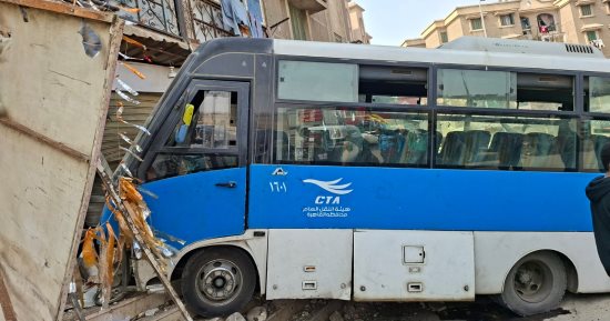 اصطدام أتوبيس بمدخل محل كوافير أسفل عقار بمنشأة ناصر.. صور