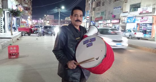 "أبو شنب" 45 سنة مسحراتي يصحي النايمين بميكروفون وطبلة بكفر الشيخ.. فيديو