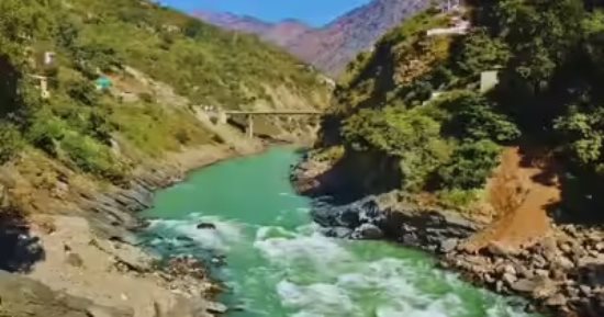 موسم ربيعي طويل وجاف يُعرّض أنهار جبال الهيمالايا لضغوط هائلة