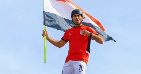 عروض الفلاى بورد فى كل المناسبات على شواطئ البحر الأحمر.. الرجل الطائر يدخل البهجة على زوار الغردقة فى طقوس خاصة.. يطير بالفانوس فى رمضان.. يرتدى الجلباب فى العيد.. ويرفع علم مصر فى الاحتفالات الوطنية.. صور
