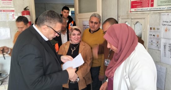 إجراء الكشف الطبى وصرف العلاج مجانى فى قافلة بقرية لجامعة كفر الشيخ