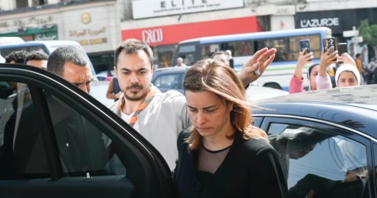 الحزن يسيطر على نور اللبنانية في جنازة زوجها يوسف أنطاكي