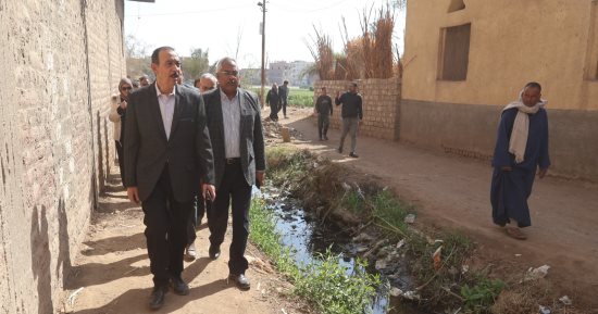 محافظ سوهاج يتفقد المصرف المجاور للطريق المؤدي لمدرسة فزارة