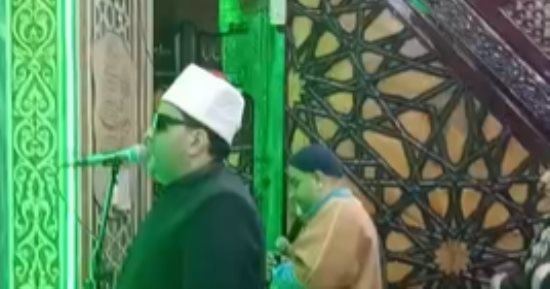 اللهم تقبل صيامنا وصلاتنا.. أداء صلاة التراويح من مسجد العارف بالله إبراهيم الدسوقى
