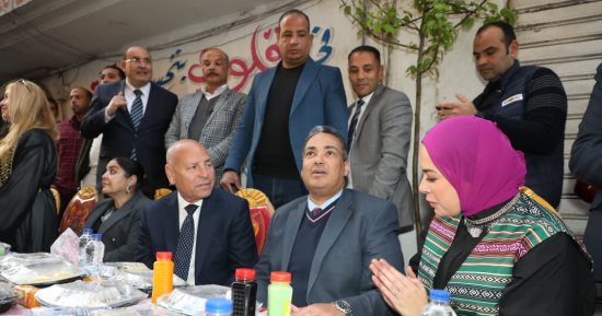​محافظ القاهرة يشارك فى أكبر إفطار جماعى بعزبة حمادة فى المطرية