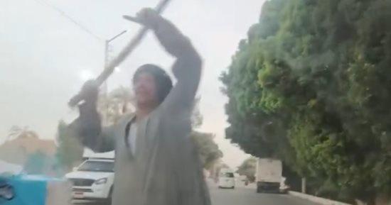 هتفطر يعنى هتفطر.. قناوى يمسك العصا لإجبار سائق على النزول للإفطار (فيديو)