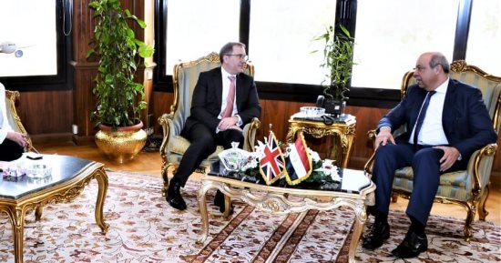 وزير الطيران المدنى يستقبل السفير البريطانى بالقاهرة لتعزيز التعاون المشترك