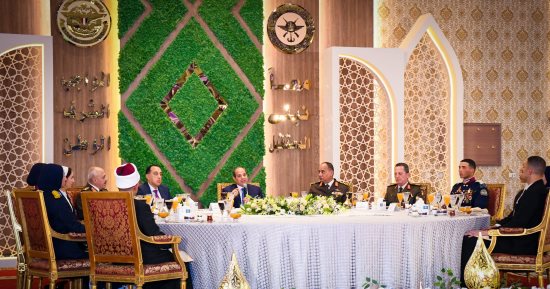 الرئيس السيسى: الموضوع الرئيسى المستهدف من وراء برامج الأكاديمية العسكرية هو بناء الإنسان.. ولا وجود للمحاباة أو التمييز فى اختيار الدارسين.. ومصر تحتاج إلى أجيال لديها رؤية ووعى وفهم تعمل على حفظ مقدرات شعبها
