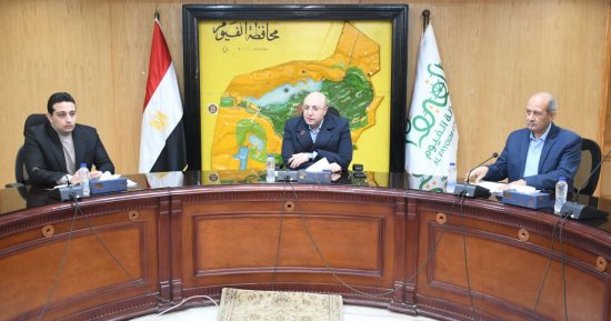 محافظ الفيوم يناقش تحديات المواقف والكهرباء بالمحافظة