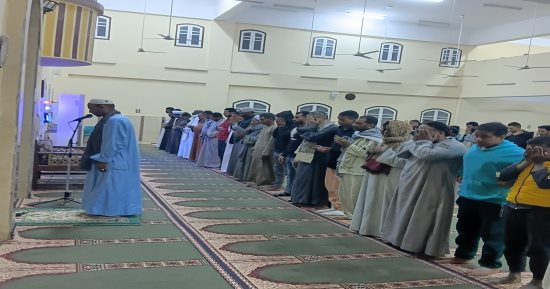 صلاة التراويح بالمسجد العتيق بالدكة بنصر النوبة.. فيديو