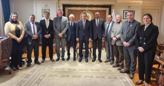 وزير التعليم العالى يلتقى اللجنة المؤقتة لنقابة التكنولوجيين 