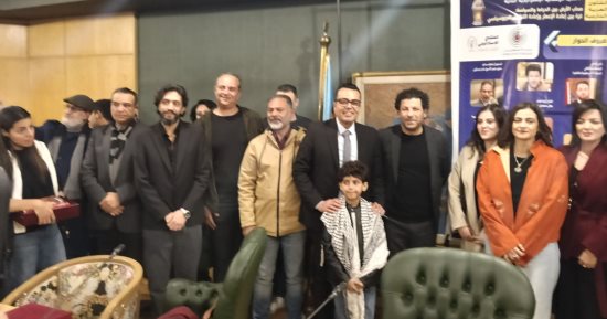 صورة تذكارية تجمع فريق عمل صحاب الأرض بنقابة الصحفيين