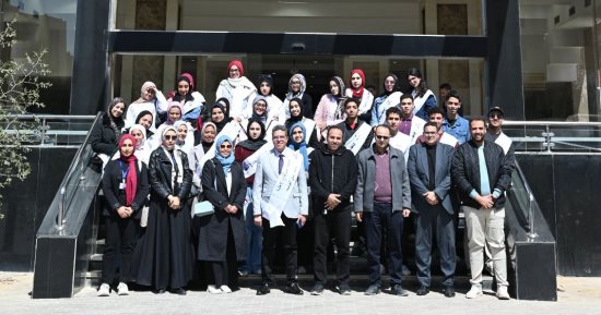 طلاب جامعة سوهاج الأهلية يرسمون البسمة على وجوه أطفال مستشفى الطوارئ الجامعي