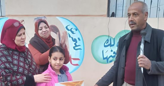 تلميذة تعثر على 17 ألف جنيه وتعيدها لصاحبها فى قنا