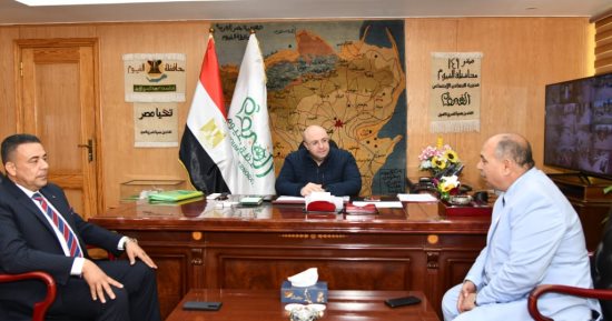 محافظ الفيوم يتابع توريد بنجر السكر
