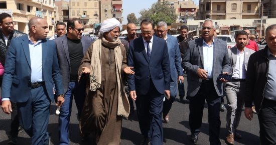 محافظ سوهاج يتفقد أعمال الرصف بمحيط المستشفى العام بتكلفة 14 مليون جنيه